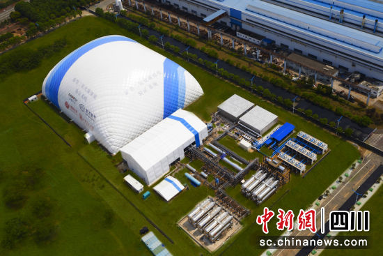 項目像一座藍白相間的“小山”。東方汽輪機 供圖